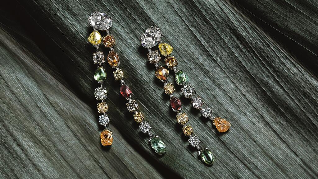 20211021_DeBeers-diamond-earrings.jpg