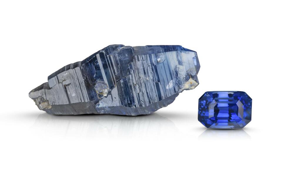 200027 blue Sapphire rough and polish.jpg